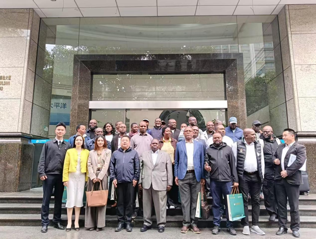 欢迎津巴布韦边境管理局局长Nicholas Mahuhuba Dube一行来访守门神科技集团参观访问